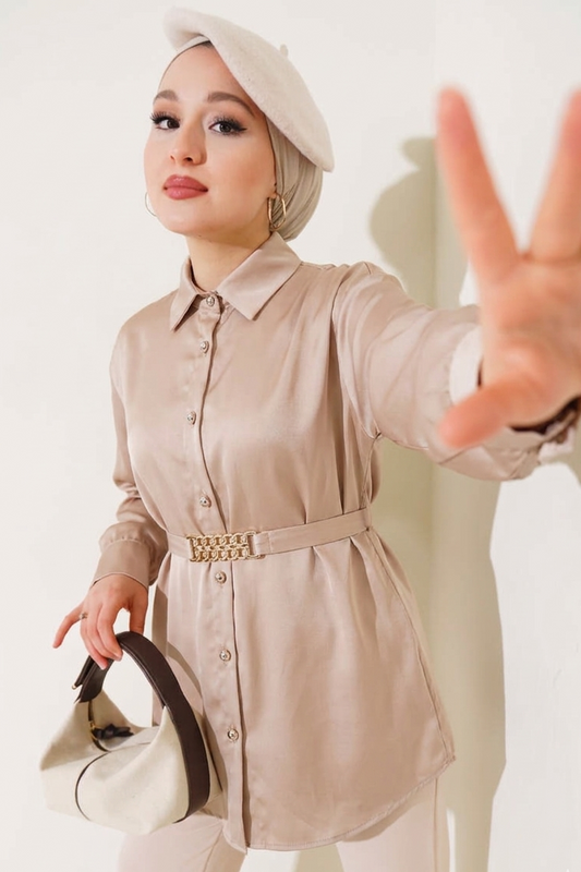 Chemise satinée avec ceinture