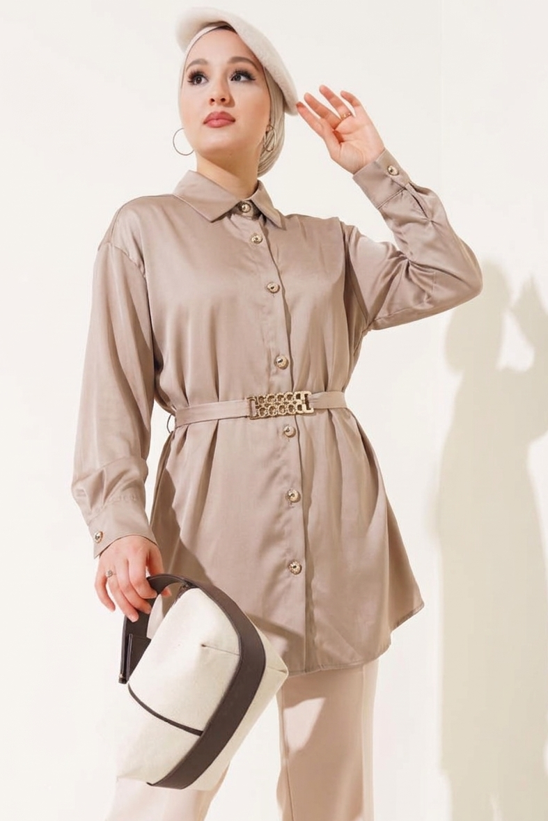 Chemise satinée avec ceinture